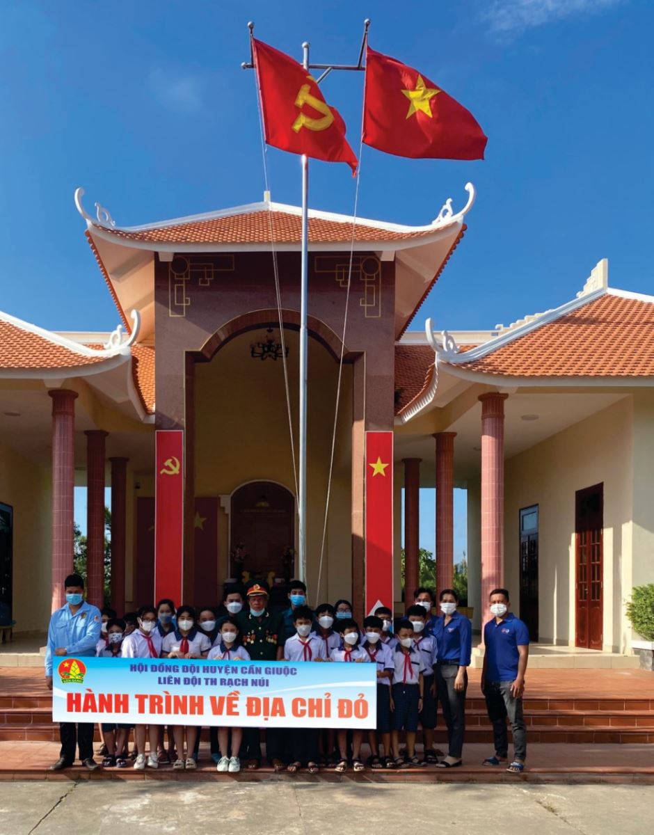 Ngày 14/03/2022, Liên Đội trường TH Rạch Núi kết hợp với Đoàn Thanh Niên xã Đông Thạnh tổ chức hành trình về địa chỉ đỏ tại khu di tích lịch sử Cầu Kinh- xã Phước Vĩnh Tây.
