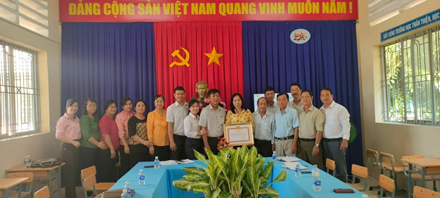 Đồng chí Trần Văn Mé- Bí thư Đảng ủy xã Đông Thạnh trao bằng khen Chi bộ " Hoàn thành xuất sắc nhiệm vụ 5 năm liền (2018-2022)
