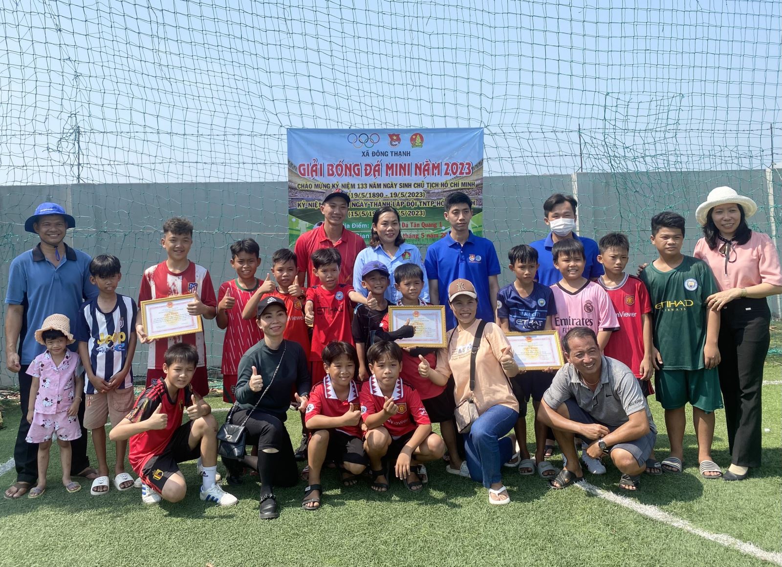 Học sinh khối 4,5 tham gia giải bóng đá mini cấp xã Chào mừng kỷ niệm Ngày sinh Chủ tịch Hồ Chi Minh.